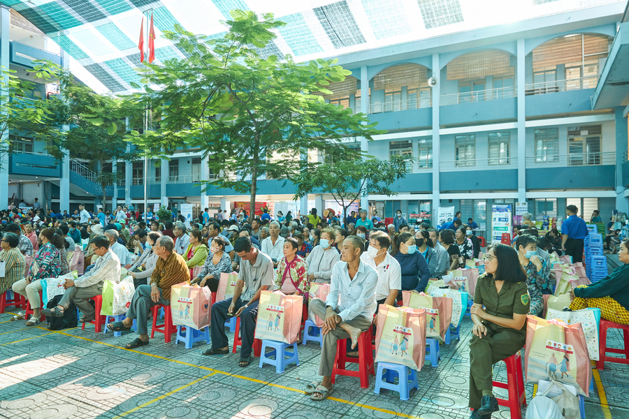 Người dân phường Tân Thuận nhận các phần quà từ chương trình.