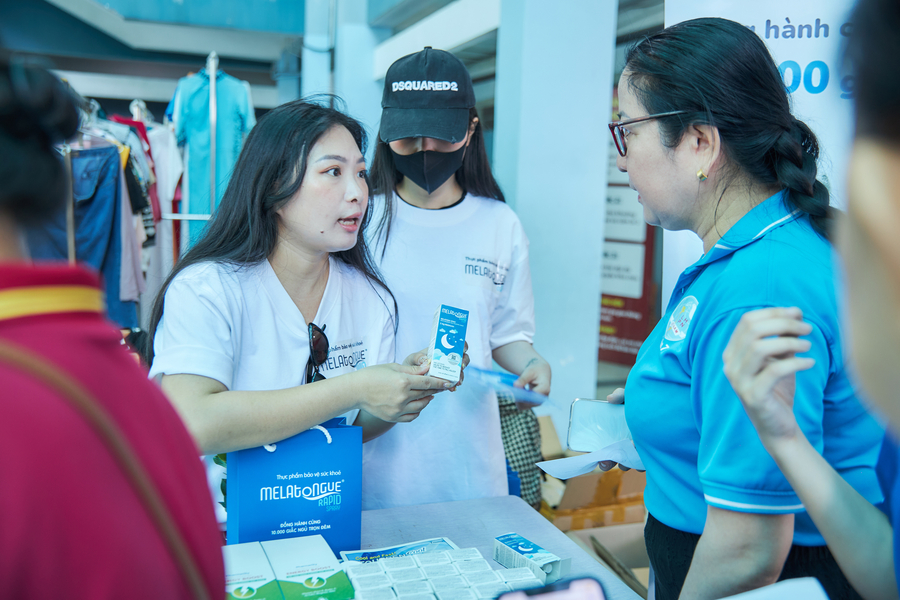 Góp sức cùng Ủy ban MTTQ phường Tân Thuận, ngoài tặng hàng trăm phần quà cho người dân tham gia, nhãn hàng Melatongue Rapid cũng chính thức khởi động Dự án “Đồng hành cùng 10.000 giấc ngủ trọn đêm”.