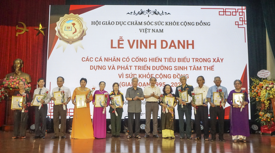 Ông Nguyễn Hồng Quân - Chủ tịch Hội GDCSSKCĐ Việt Nam trao bằng vinh danh tới các cá nhân xuất sắc Khối DSTT