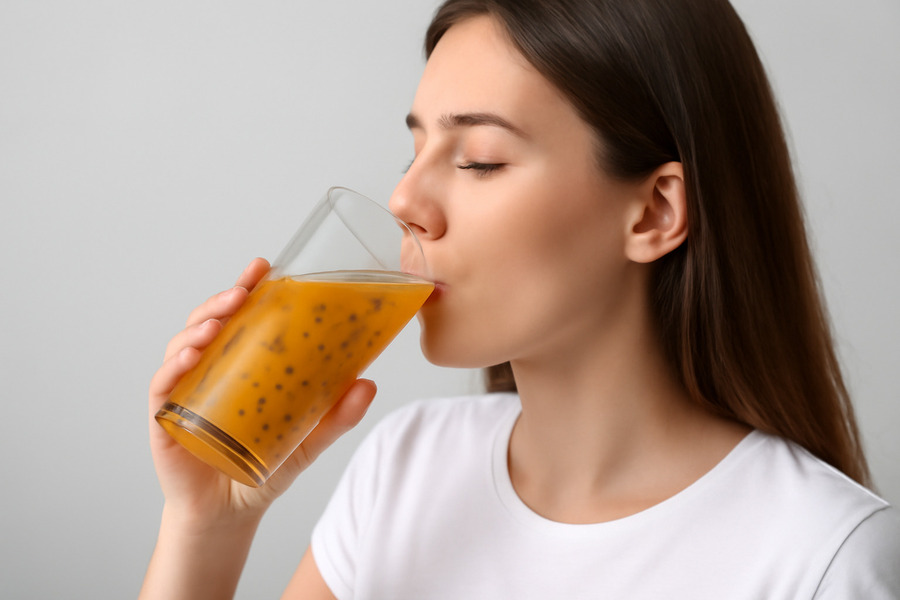 Uống nước chanh dây đều đặn giúp cải thiện giấc ngủ (Ảnh minh họa)