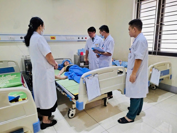 Các y bác sĩ thăm khám cho nạn nhân trong vụ tai nạn xảy ra tối 11/8