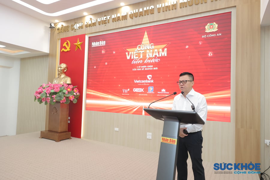 Ông Lê Quốc Minh, Tổng Biên tập Báo Nhân Dân chia sẻ tại buổi họp báo
