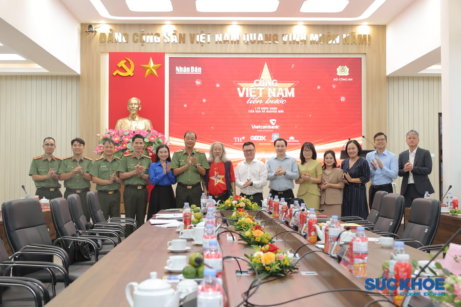 Các đại biểu chụp ảnh lưu niệm tại buổi họp báo