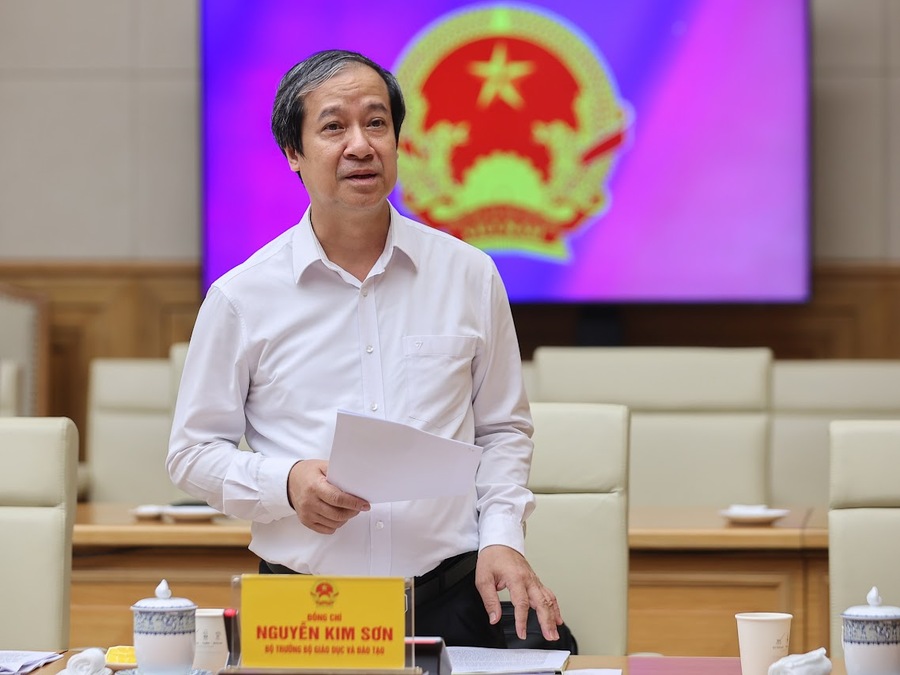Bộ trưởng Bộ Giáo dục và Đào tạo Nguyễn Kim Sơn trình bày Nghị quyết về giáo dục đào tạo trình Bộ Chính trị (Ảnh: VGP/Nhật Bắc)