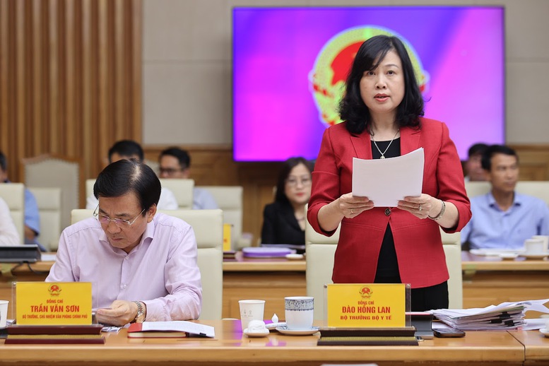 Bộ trưởng Bộ Y tế Đào Hồng Lan trình bày nội dung Nghị quyết về y tế trình Bộ Chính trị (Ảnh: VGP/Nhật Bắc)