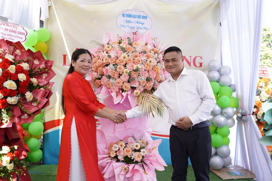 Dược sĩ Trần Mạnh Đức – Chủ tịch HĐQT HBL Group tặng hoa chúc mừng Alosuckhoe.vn Tài Hoa