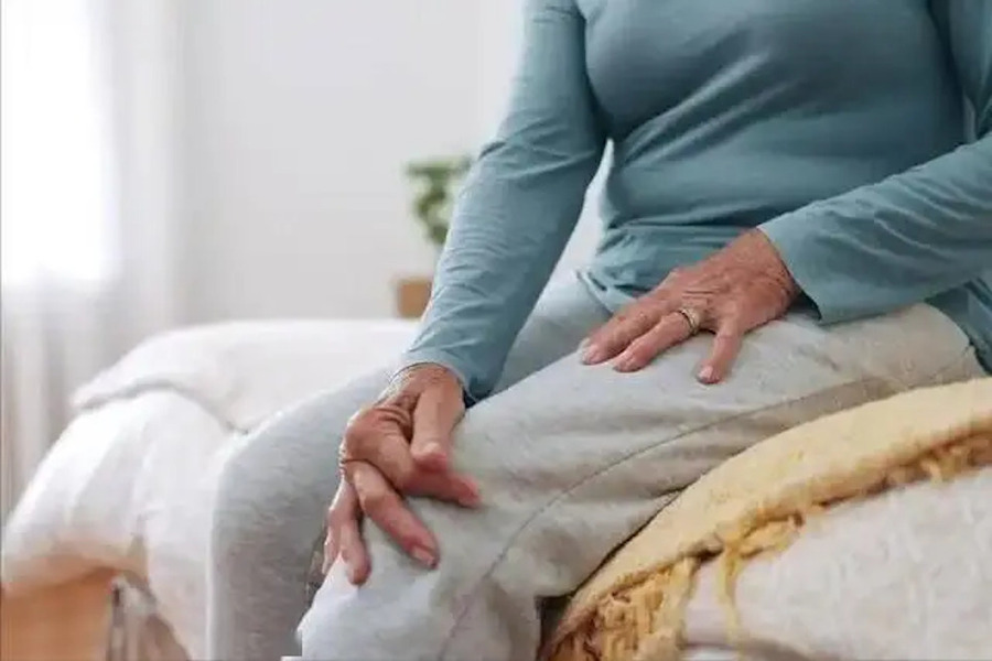 Đau nhức xương thường xảy ra ở người già (Ảnh minh họa)