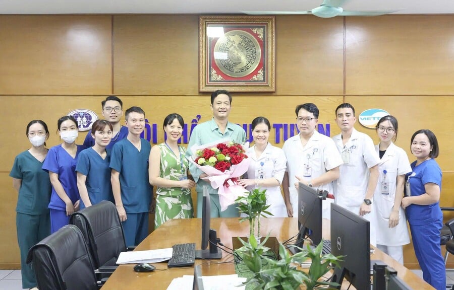 Các bác sĩ, điều dưỡng khoa Hồi sức tích cực – Chống độc, bệnh viện đa khoa tỉnh Phú Thọ tặng hoa chúc mừng người bệnh
