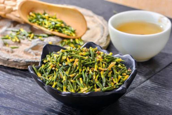 Trà tâm sen tuy có vị đắng nhưng lại mang nhiều lợi ích cho sức khỏe (Ảnh minh họa)