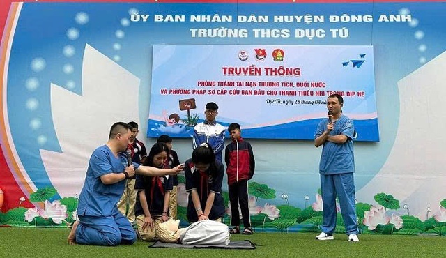 Trung tâm cấp cứu 115 tập huấn cho học sinh về kỹ thuật sơ cấp cứu, phòng chống đuối nước, tai nạn thương tích. (Ảnh: VGP/Thiện Tâm)