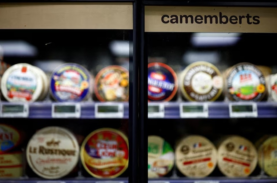 Phô mai Camembert được đóng gói trong hộp gỗ truyền thống được trưng bày để bán trên các kệ lạnh tại một siêu thị ở Nantes, Pháp, ngày 21/11/2023 (Ảnh: Reuters)