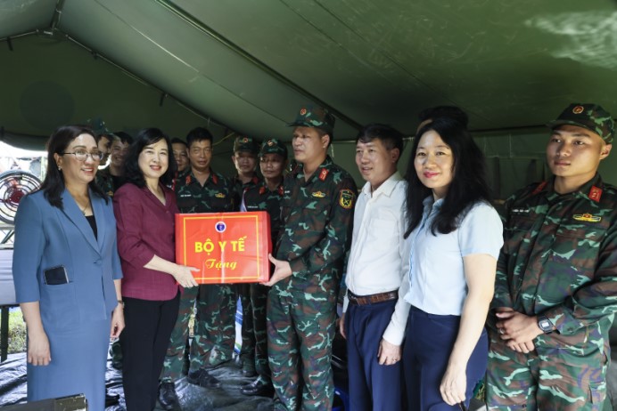 Bộ trưởng Bộ Y tế Đào Hồng Lan thăm, tặng quà cán bộ, bác sĩ, nhân viên y tế của Bệnh viện Quân y 354 đang thực hiện nhiệm vụ tại chương trình A80