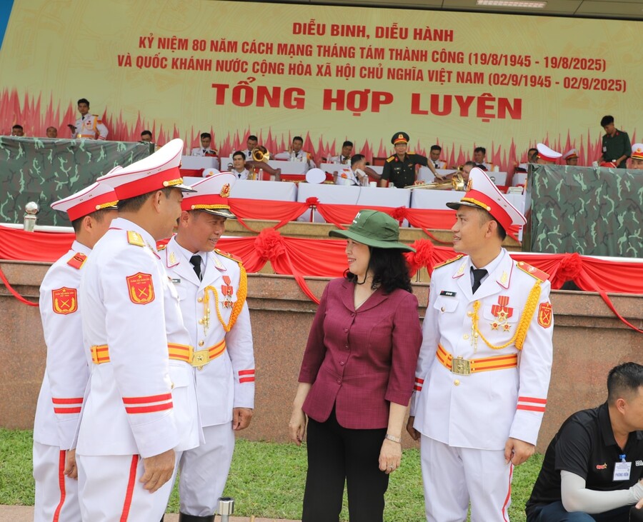 Bộ trưởng Đào Hồng Lan thăm hỏi, động viên lực lượng tham gia diễu binh, diễu hành