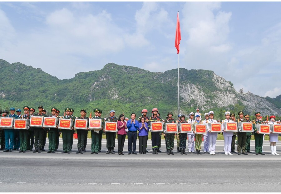 Ông Nguyễn Trọng Nghĩa, Ủy viên Bộ Chính trị, Bí thư Trung ương Đảng, Trưởng Ban Tuyên giáo và Dân vận Trung ương; Bà Đào Hồng Lan, Ủy viên Ban chấp hành Trung ương Đảng, Bộ trưởng Bộ Y tế và lãnh đạo thành phố Hà Nội tặng quà các lực lượng tham gia Hợp luyện