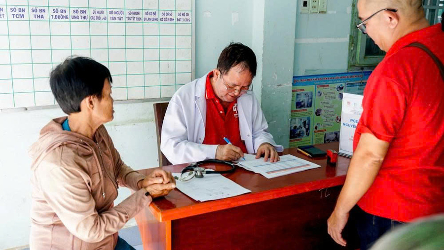 PGS.TS.BS. Nguyễn Hoài Nam thăm khám cho bệnh nhân (Ảnh: NVCC)