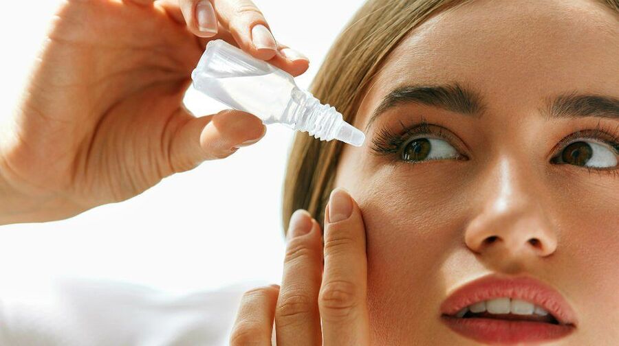 Nhỏ mắt bằng nước muối sinh lý và rửa mặt hằng ngày giúp loại bỏ bụi bẩn (Ảnh minh họa)