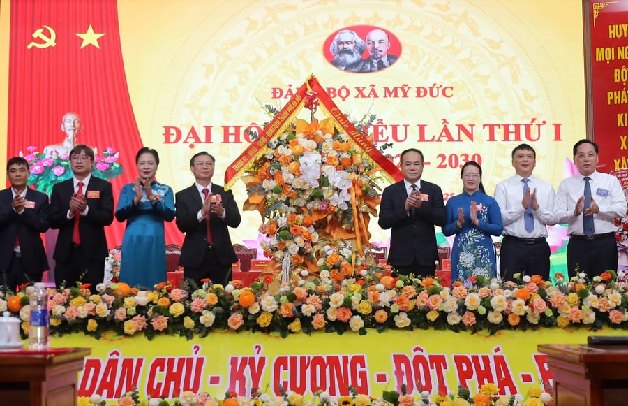 Trung tướng Nguyễn Thanh Tùng - Ủy viên Ban Thường vụ Thành ủy, Bí thư Đảng ủy, Giám đốc CATP tặng hoa chúc mừng Đại hội