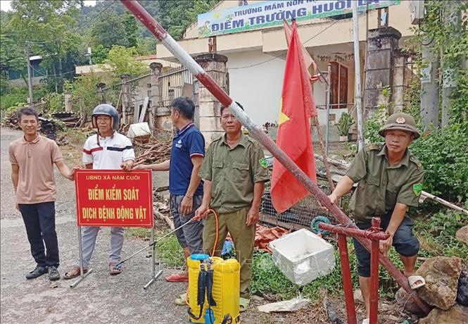Lập chốt kiểm soát dịch bệnh động vật tại xã Nậm Cuổi tỉnh Lai Châu (Ảnh: TTXVN phát)