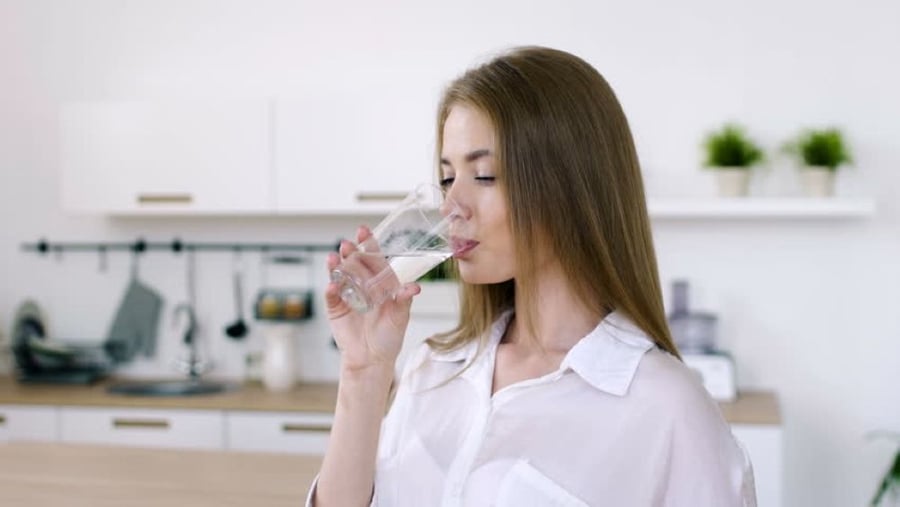 Uống đủ nước là biện pháp phòng ngừa nếp nhăn hiệu quả (Ảnh minh họa)
