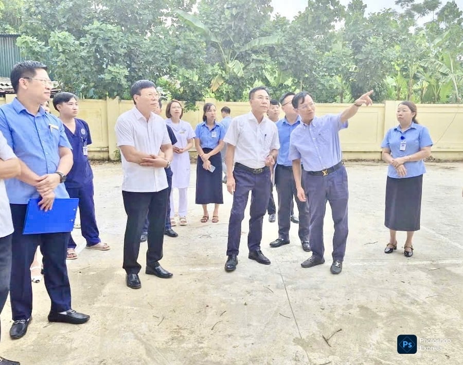 Tiến sĩ Lê Hồng Trung – Giám đốc Sở Y tế tỉnh Phú Thọ cùng đoàn công tác kiểm tra khảo sát khu vực Ngân hàng nông nghiệp Tân Sơn cũ 
