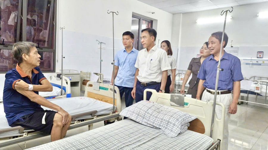 Tiến sĩ Lê Hồng Trung – Giám đốc Sở Y tế tỉnh Phú Thọ thăm hỏi động viên bệnh nhân tại TTYT Khu vực Phù Ninh 