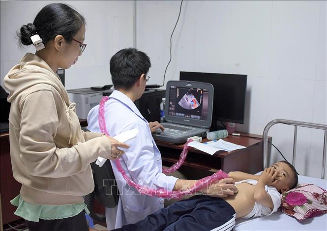 Khám sàng lọc bệnh tim bẩm sinh cho trẻ em tại Bệnh viện đa khoa Sóc Trăng (TP. Cần Thơ) trong Chương trình 