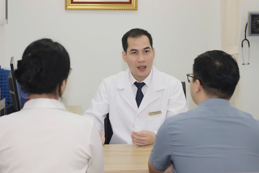 BS.CKII Phạm Việt Hùng tư vấn cho bệnh nhân