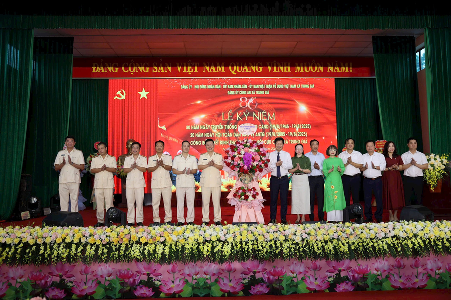 Lãnh đạo Công an xã Trung Giã tặng hoa chúc mừng Chi hội Cựu Công an nhân dân xã Trung Giã  