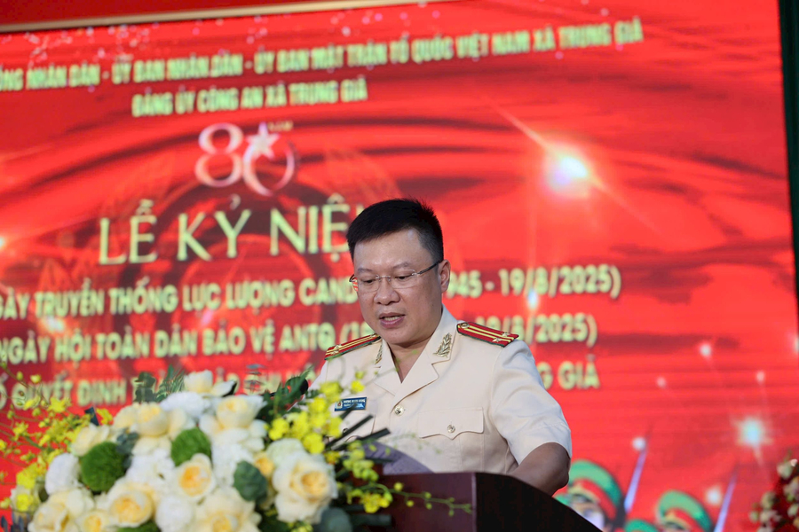 Trung tá Vương Mạnh Hùng, Trưởng Công an xã Trung Giã (TP Hà Nội) phát biểu tại buổi lễ  