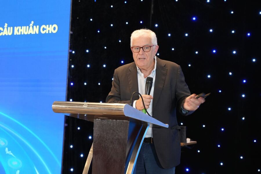 Giáo sư Antonio Torres, chuyên gia về hô hấp tại Khoa Hô hấp, Bệnh viện Clínic, Đại học Barcelona, Tây Ban Nha chia sẻ thông tin tại hội thảo (Ảnh: BTC)