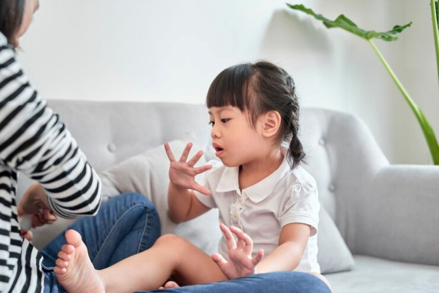 Ngôn ngữ là yếu tố quan trọng đối với một đứa trẻ mới lớn (Ảnh minh họa)    