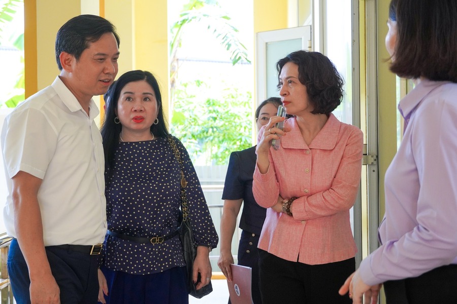 PGS.TS Nguyễn Thị Liên Hương – Thứ trưởng Bộ Y tế trao đổi với cán bộ Y tế bên lề hội nghị    