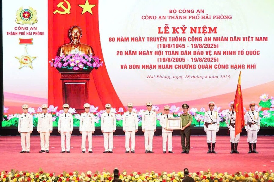 Thượng tướng Trần Quốc Tỏ, Ủy viên Trung ương Đảng, Phó Bí thư Đảng ủy Công an Trung ương, Thứ trưởng Bộ Công an thừa ủy quyền lãnh đạo Đảng, Nhà nước trao Huân chương Quân công hạng Nhì cho CATP Hải Phòng(ảnh CTT TP. Hải Phòng)