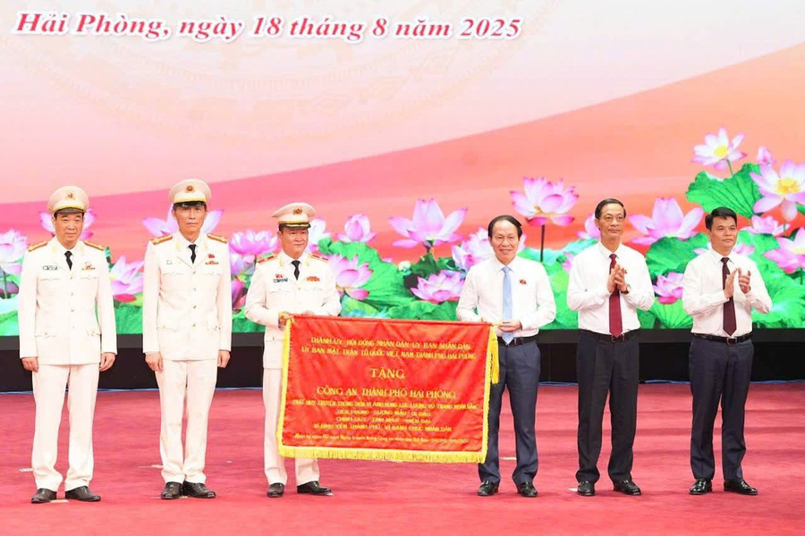 Ông Lê Tiến Châu trao tặng lực lượng CATP TP. Hải Phòng Bức trướng mang dòng chữ: “CATP Hải Phòng phát huy truyền thống Đơn vị Anh hùng lực lượng vũ trang nhân dân, Tiên phong – Gương mẫu – Đi đầu – Chính quy – Tinh nhuệ - Hiện đại, vì bình yên thành phố, vì hạnh phúc nhân dân” (Ảnh CTT TP. Hải Phòng)