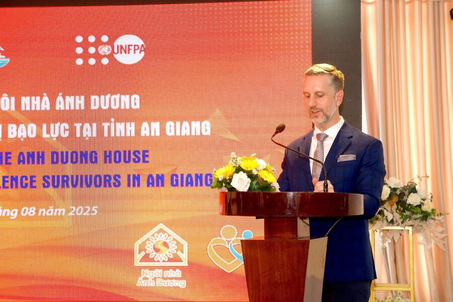 Ông Matt Jackson, Trưởng Đại diện UNFPA tại Việt Nam phát biểu tại buổi lễ