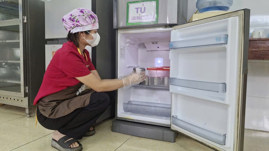 Cô nuôi Nguyễn Thị Hiệp đang lưu mẫu thực phẩm ngày 19/8/2025 