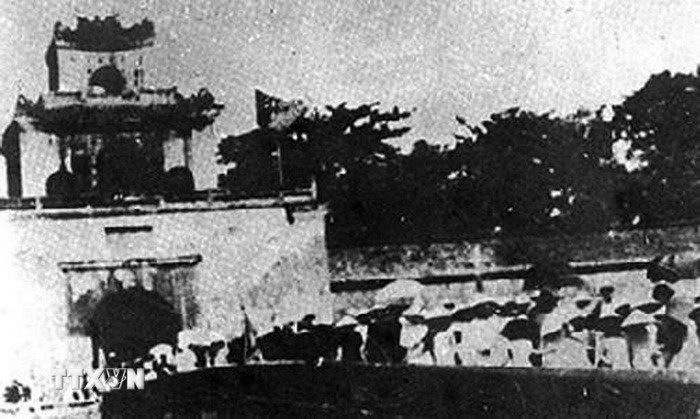 Nhân dân Thừa Thiên-Huế tham gia giành chính quyền và kéo vào cửa Thượng Tứ ngày 23/8/1945, ngày cách mạng thắng lợi tại Huế. (Ảnh: Tư liệu/TTXVN phát)