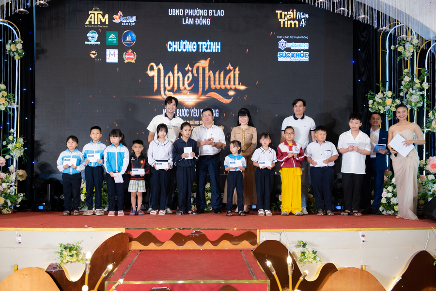 Ban tổ chức trao tặng 50 phần quà cùng với 30 suất học bổng đến các em học sinh có hoàn cảnh khó khăn.