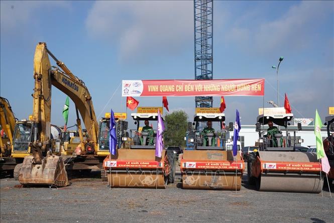 Thực hiện nghi thức khởi công Dự án mở rộng cao tốc Thành phố Hồ Chí Minh - Long Thành mừng 80 năm Quốc khánh (Ảnh: Sỹ Tuyên/TTXVN)