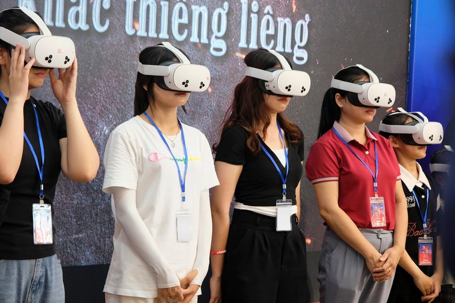 Nhiều bạn trẻ không giấu nổi cảm giác xúc động khi được hoà vào không khí lịch sử cách đây 80 năm