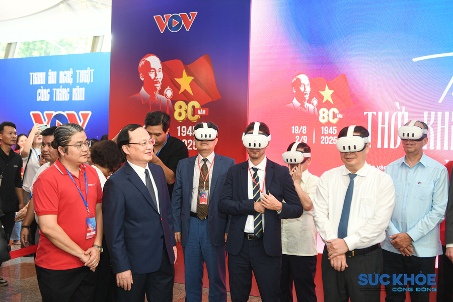 Ông Đỗ Tiến Sỹ, Tổng Giám đốc Đài Tiếng nói Việt Nam cùng các khách mời trải nghiệm cảm giác 