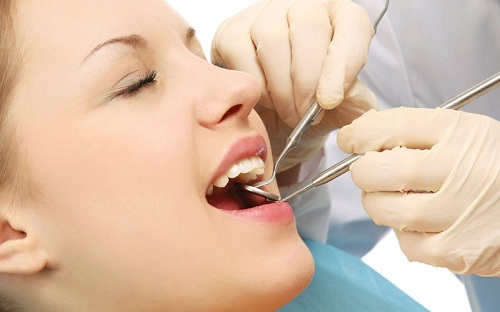 Gặp nha sĩ nếu răng miệng có vấn đề (Ảnh minh họa)