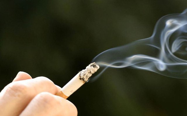 Nicotin và hắc ín trong thuốc lá gây vàng răng (Ảnh minh họa)