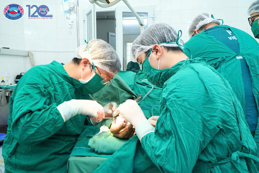 Ekip thực hiện ca phẫu thuật cho thiếu tá công an Phạm Văn Thắng (Ảnh BVCC)