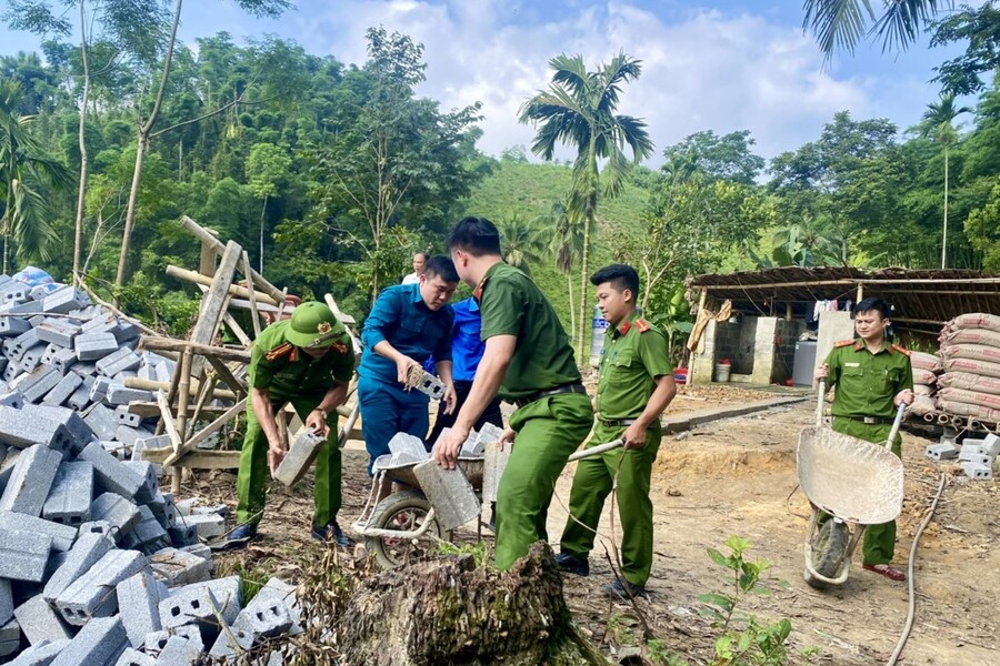 Công an xã Linh Sơn (Thanh Hóa) giúp người dân xóa nhà tạm, nhà dột nát