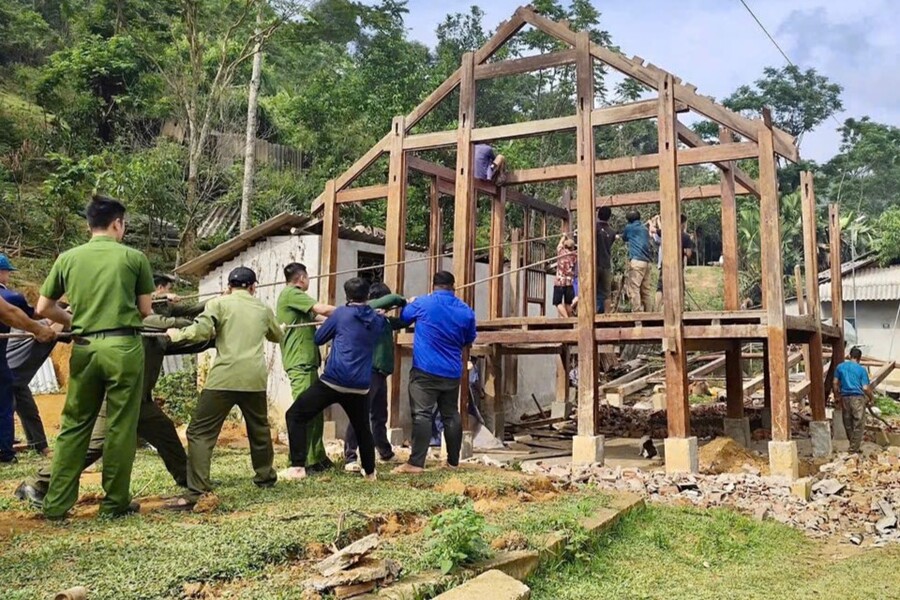 Công an xã Na Mèo (Thanh Hóa) hỗ trợ người dân tháo dỡ nhà tạm, nhà dột nát