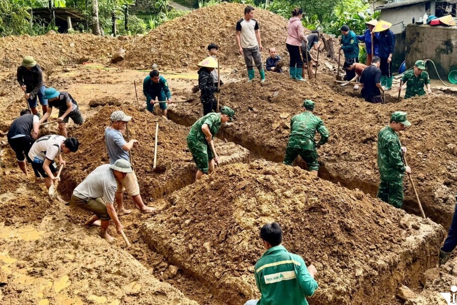 Các chiến sĩ biên phòng Thanh Hóa xuống bản giúp dân xây nhà