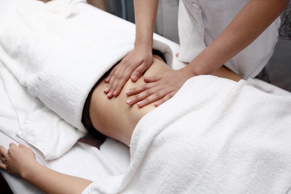 Massage có thể làm giảm nhức mỏi do ngồi lâu (Ảnh minh họa)