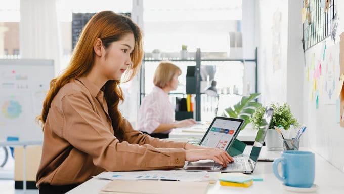 Việc ngồi lâu trong thời gian dài có thể dẫn đến nhiều bệnh lý (Ảnh minh họa)