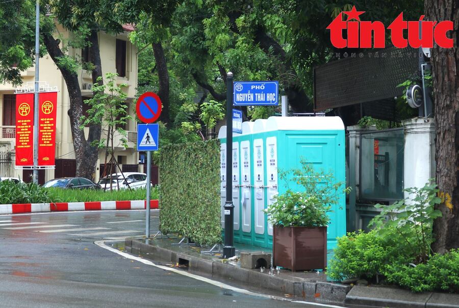 Thành phố Hà Nội đã chỉ đạo đơn vị chuyên môn lắp đặt hơn 600 nhà vệ sinh lưu động và vận động hơn 400 nhà vệ sinh từ các cơ quan, trường học, nhà dân...